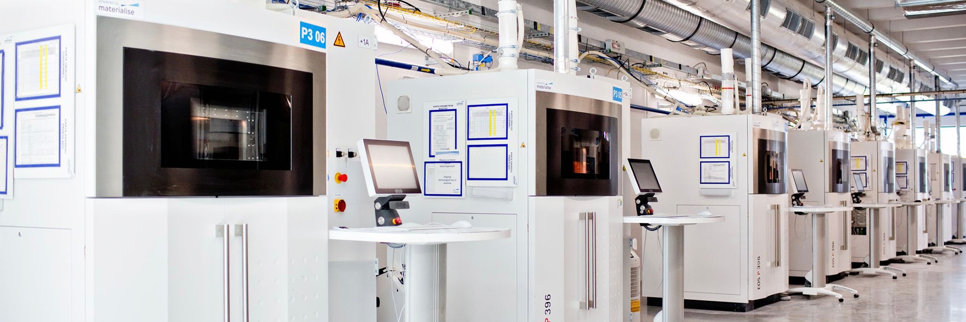 Una fila di stampanti 3D in uno stabilimento di produzione Materialise