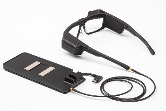 ケーブル接続されたドッキングステーションに接続されたIristick産業用スマートグラス
