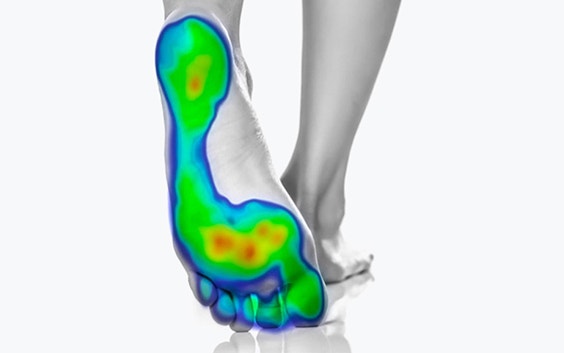 Eine laufende Person, deren Fußsohle eine Farbkarte zeigt