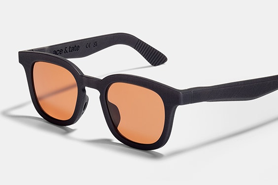 Immagine angolata del prodotto di occhiali da sole Ace & Tate Benchpress Bobby in Grigio Sole su una piattaforma bianca