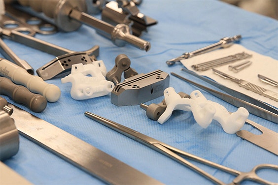 Personalized knee guides and medical instruments laid out for surgery 