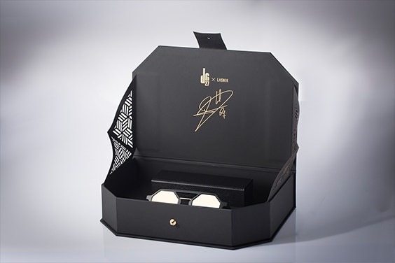 da27xLasnik Gafas impresas en 3D dentro de una caja de diseño