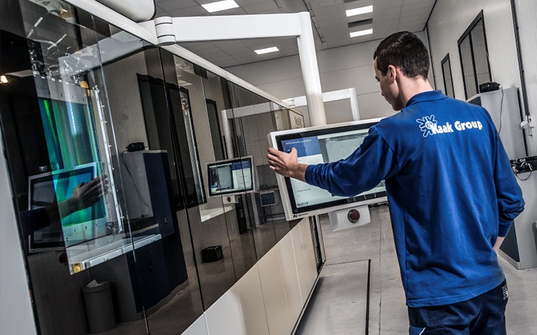 User operating an Additive Industries MetalFAB1 3D printer at Kaak Group