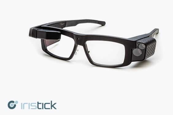 Schwarze intelligente Sicherheitsbrille von Iristick auf weißem Hintergrund.