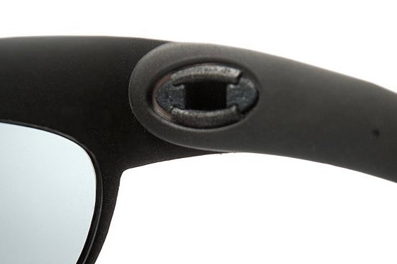 Nahaufnahme eines 3D-gedruckten Schnappverschlusses des Cabriolet Evo B, mit dem die Bügel direkt an den Gläsern befestigt werden
