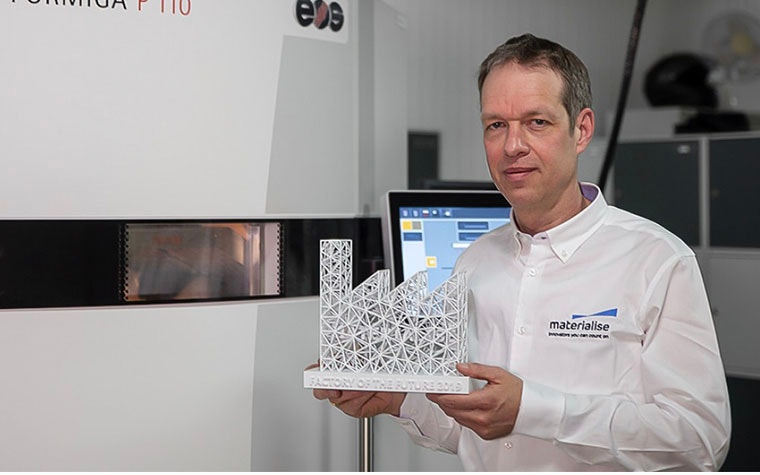 Bart Van der Schueren, Materialise CTO, with the ‘Factory of the Future 4.0’ trophy