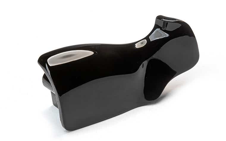 Manico nero lucido realizzato con poliuretani tipo ABS mediante colata sottovuoto, rifinito con primer e verniciato al 90% di lucido.