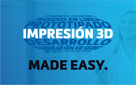 Mujer de pie en una pared donde se muestra "Términos de fabricación aditiva" en un roller.