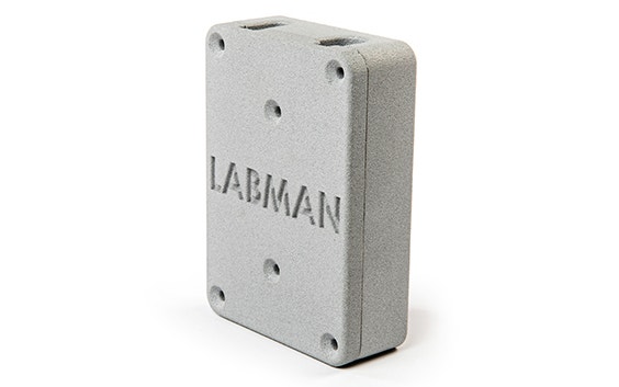 Bloque impreso en 3D en PA-AF con la palabra "LABMAN" grabada