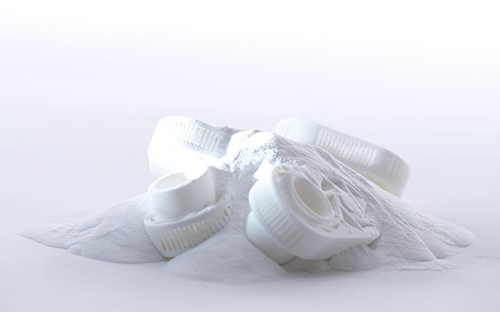 Weißes Pulverbett, das viele 3D-gedruckte Teile enthält