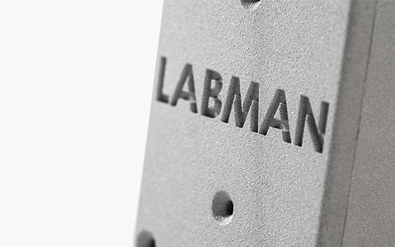 Blocco stampato in 3D in PA-AF con "LABMAN" inciso sulla superficie