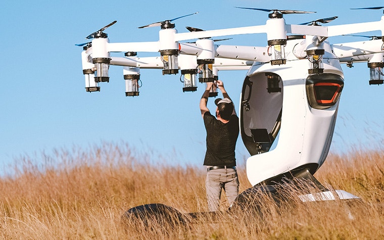 Uomo che ripara un'elica sull'aereo LIFT