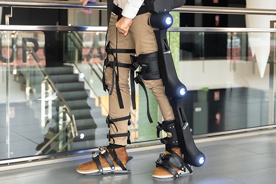 Una persona che cammina con l'esoscheletro HANK+