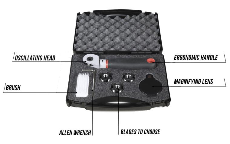 Das neue Schneidwerkzeug-Kit von Neurtek, bestehend aus dem Werkzeug, einem Inbusschlüssel, einer Bürste, einer Vergrößerungslinse und mehreren Schneidklingen aus schwarzem Schaumstoff.
