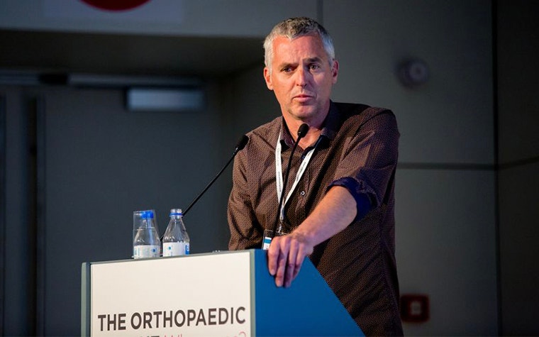 Prof. Debeer speaking at Orthopaedica Belgica 
