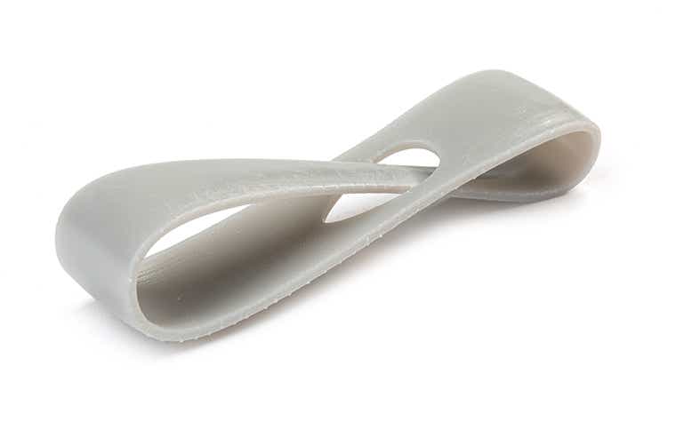 Un anello grigio stampato in 3D realizzato con Xtreme in stereolitografia, con finitura di base.