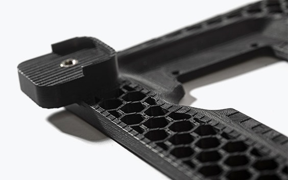Piezas negras impresas en 3D hechas en ABS-ESD7 y conectadas por un tornillo