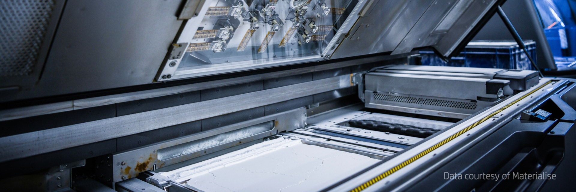 Ein HP Multi Jet Fusion-Drucker in der Materialise-Zentrale mit geöffnetem Deckel