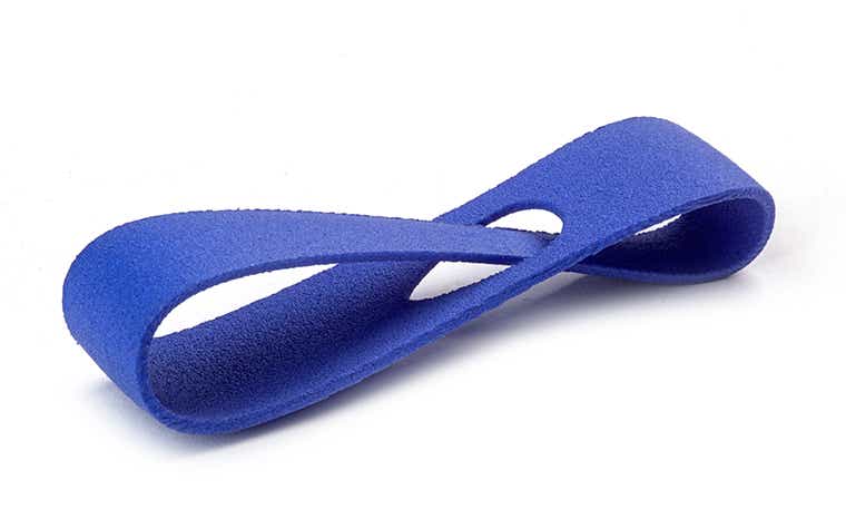 Matte Musterschleife, 3D-gedruckt in PA-GF und blau eingefärbt.