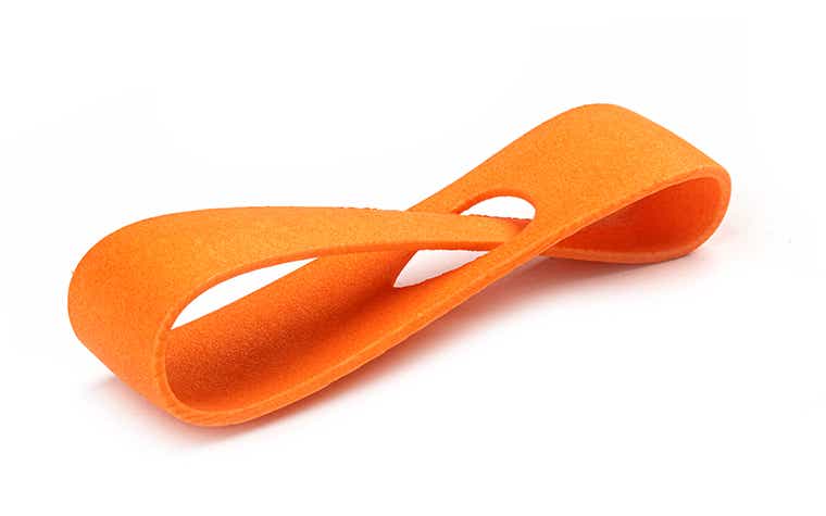 Eine orangefarbene 3D-gedruckte Schlaufe aus PA 12, die im Lasersinterverfahren hergestellt wurde, mit einer glatten und gefärbten Oberfläche.