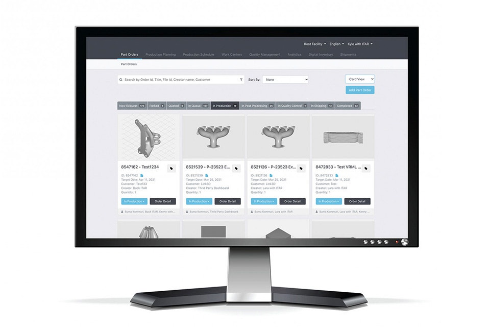 Schermata di computer con vari ordini sul software Materialise Storefront