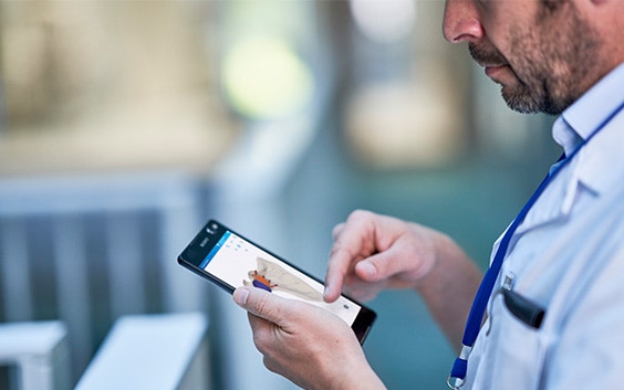 Homme regardant un logiciel de planification 3D sur un téléphone