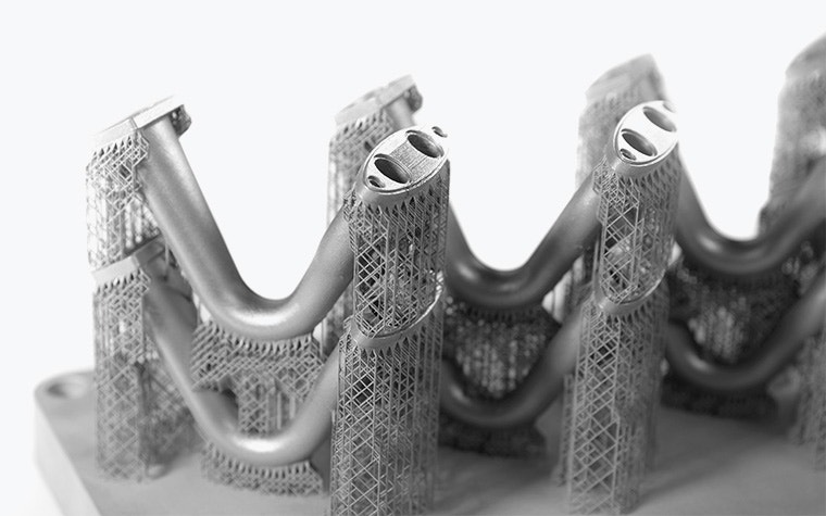 Nahaufnahme der e-Stage for Metal+ Supports , die Druckteile mit einer Bauplatte verbinden.