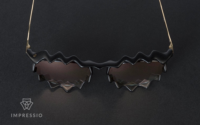 Vista dall'alto di occhiali da sole Impressio 609 Vortex su sfondo nero