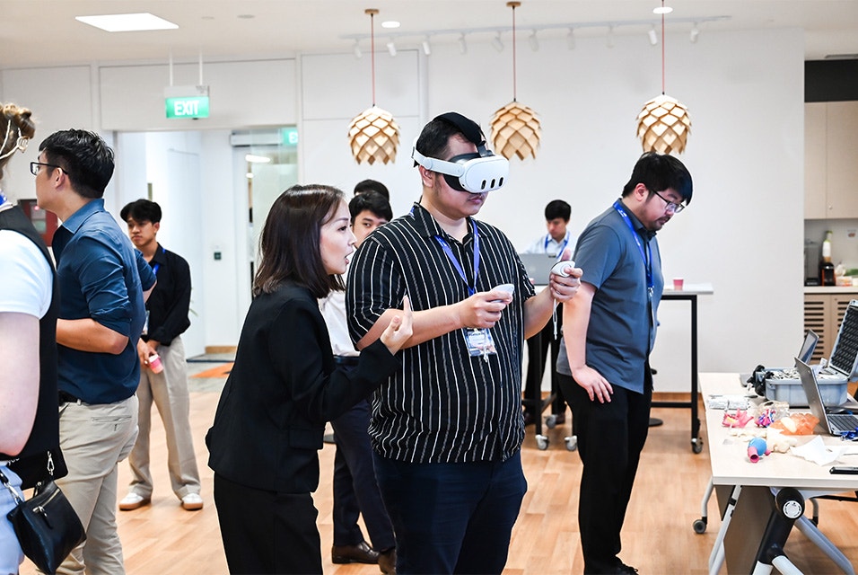 3d-printing-hospital-forum-apac-2025-attendees-demo-augmented-reality-meta-quest-3.jpg
