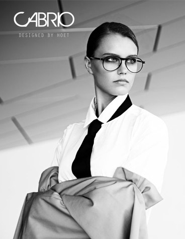 Immagine in bianco e nero di modella che indossa occhiali della collezione Cabrio Hoet