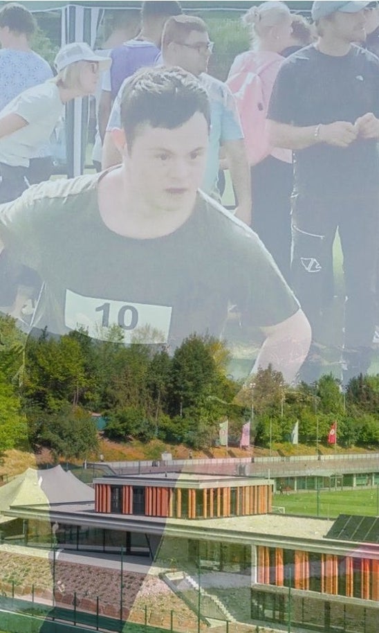 Person im Vordergrund läuft im Hintergrund ist die Sportzone rungg zu sehen Person im Vordergrund läuft im Hintergrund ist die Sportzone rungg zu sehen
