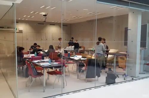 Studierende im praktischen Unterricht Studierende im praktischen Unterricht