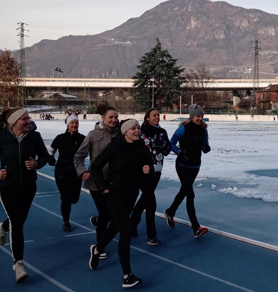 Studierende und Lehrpersonen beim Laufen Studierende und Lehrpersonen beim Laufen