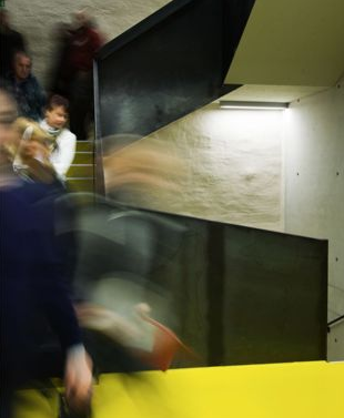 Personen gehen ein Stiegenhaus nach unten Personen gehen ein Stiegenhaus nach unten