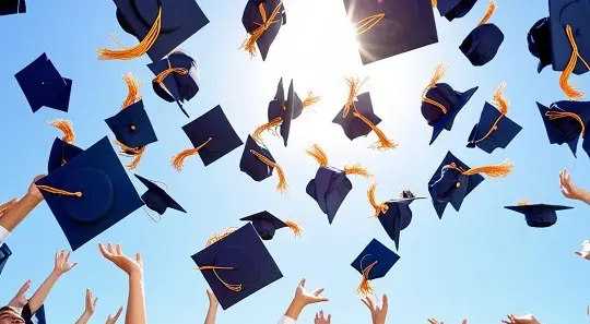 Hüte einer Diplomferier fliegen in die luft Hüte einer Diplomferier fliegen in die luft