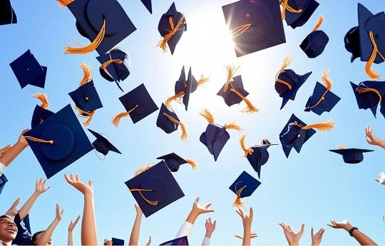 Hüte einer Diplomferier fliegen in die luft Hüte einer Diplomferier fliegen in die luft