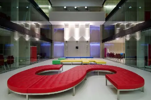 Innenhof Zubau mit Klassenräume Innenhof Zubau mit Klassenräume