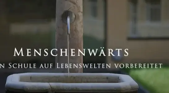 Brunnen im Innenhof der Schule mit dem Titel Menschenwärts Wenn Schule auf Lebenswelten trifft Brunnen im Innenhof der Schule mit dem Titel Menschenwärts Wenn Schule auf Lebenswelten trifft
