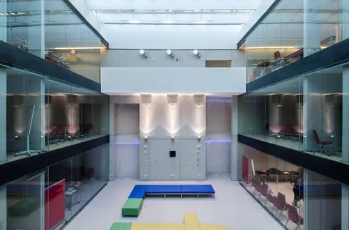 Innenhof im Zubau mit Klassenräume Innenhof im Zubau mit Klassenräume