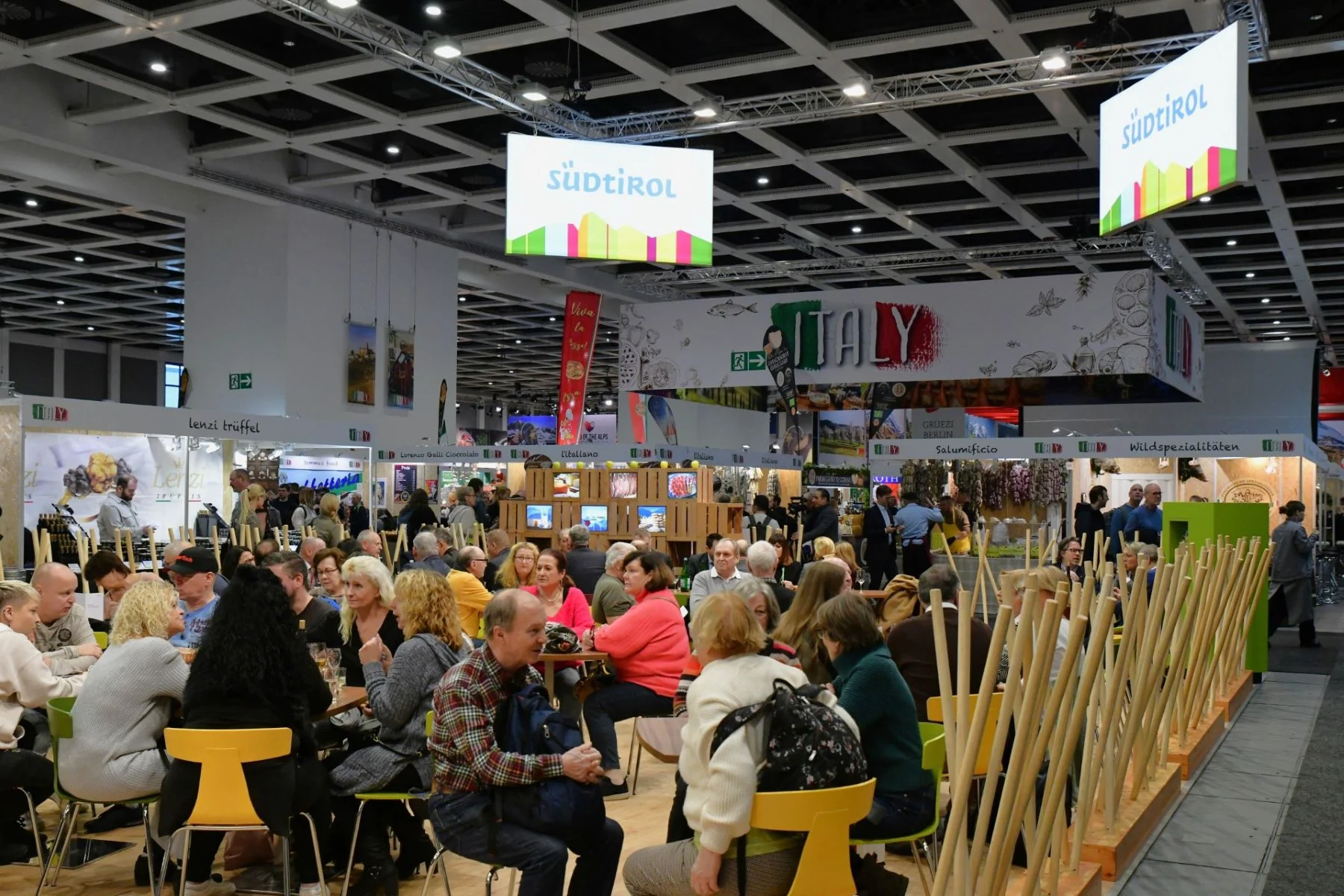 Numerous visitors at the South Tyrol stand during the Grüne Woche trade fair in Berlin.
