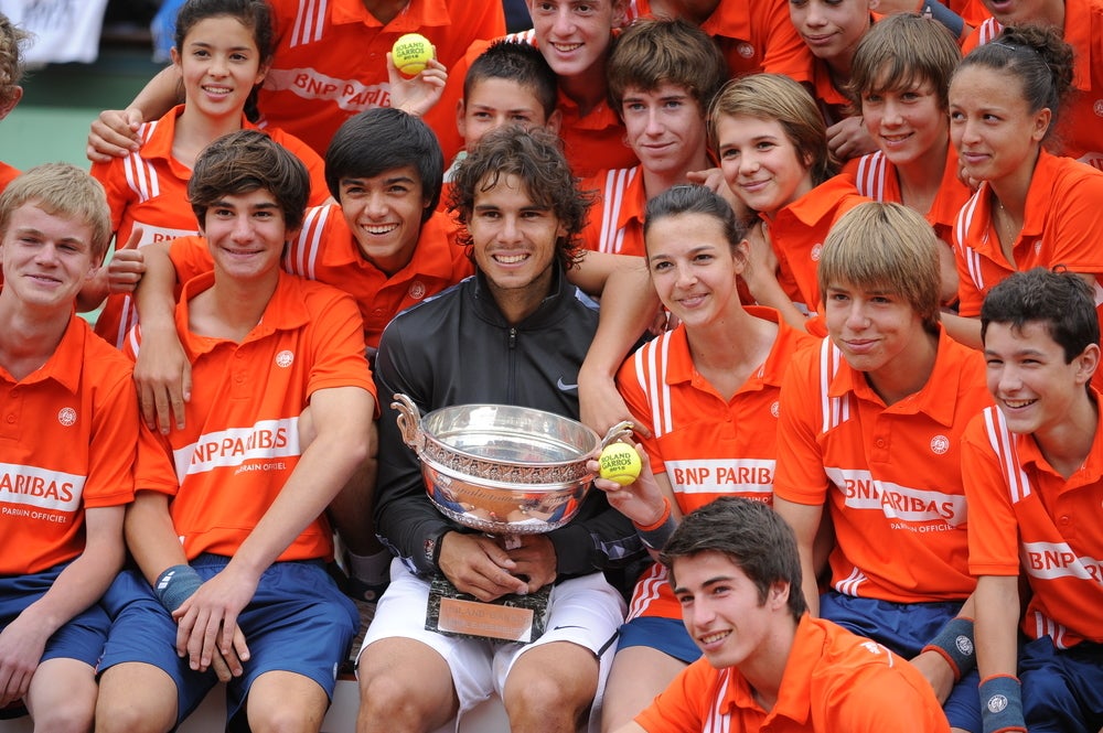 Manon Blanchais avec Rafael Nadal et les ramasseurs de la finale 2012 - ©Corinne Dubreuil / FFT