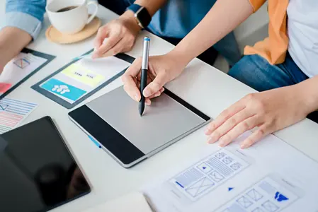 Künstliche Intelligenz und ihr Einfluss auf das Lernen (Freepik)