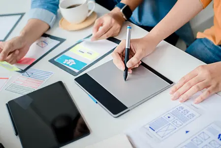 Künstliche Intelligenz und ihr Einfluss auf das Lernen (Freepik)