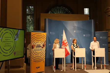 Pressekonferenz Standorterweiterung Besser Lesen und Schreiben (Foto: LPA)