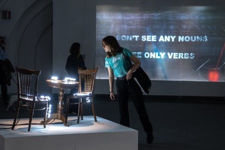 Tra le opere della mostra “I don’t see any nouns, I see only verbs”
(Foto: USP/Anna Cerrato)