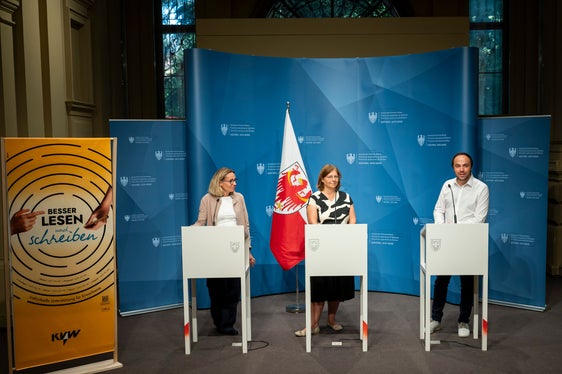 Pressekonferenz Besser Lesen und Schreiben: Brigitte Abram, Anika Michelon, Landesrat Philipp Achammer (Foto: LPA)