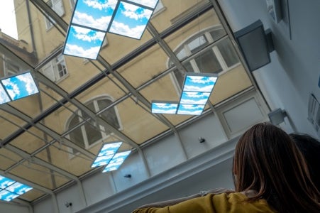 Tra le opere della mostra “I don’t see any nouns, I see only verbs” (Foto: USP/Anna Cerrato)