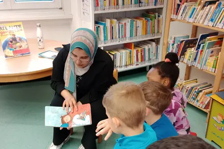 Vorlesen in verschiedenen Sprachen (Foto: Amt für Kinder- und Jugendschutz und soziale Inklusion)