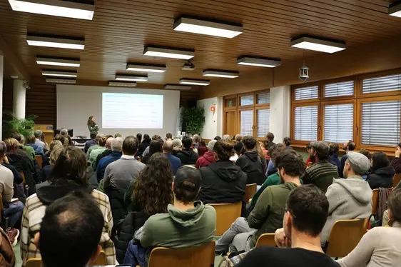 Fig. 2: Oltre 90 le persone interessate che hanno partecipato all’evento informativo sulle sementi di fiori selvatici autoctoni presso il Centro di Sperimentazione Laimburg a Vadena.: © Laimburg Research Centre /agnese martinelli