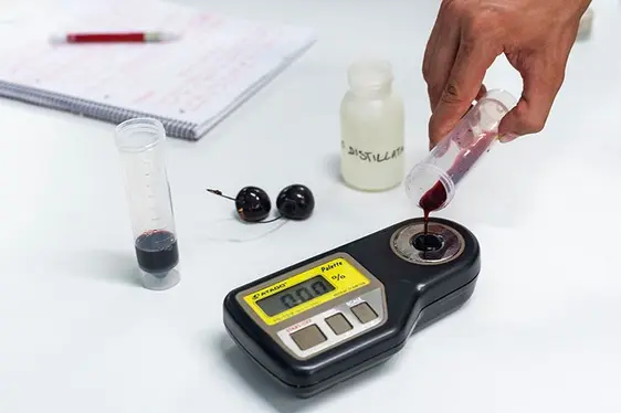 Fig. 4: Strumento di analisi per la determinazione del grado zuccherino delle ciliegie: © Centro di Sperimentazione Laimburg/ivo corrà